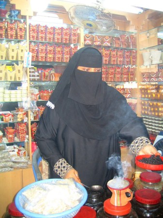 48 Weihrauchverkäuferin in Salalah