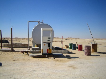 40 Einsame Tankstelle in  der Wüste